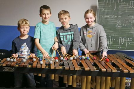 Die Schlagzeugschüler der Kreismusikschule üben schon für ihr Weihnachtskonzert am Marimbaphon – v.l. Lars Schnell, Maximilian Kleine, Fabian Luca Rose und Theresa Kleine 